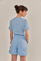 Modelo vestindo Shorts Layla Sarja Azul