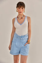 Modelo vestindo Shorts Layla Sarja Azul