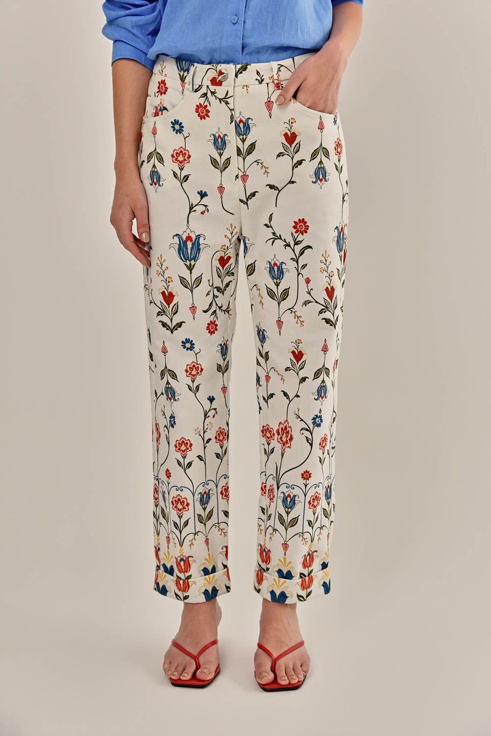 Modelo vestindo Calça Magic Sarja Estampada