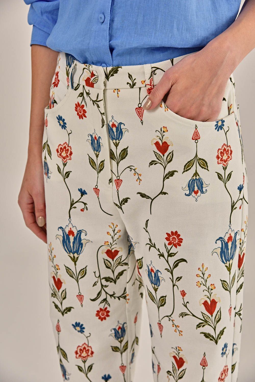 Modelo vestindo Calça Magic Sarja Estampada