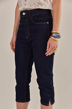Modelo vestindo Calça Lídia Jeans