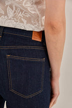 Modelo vestindo Calça Lídia Jeans
