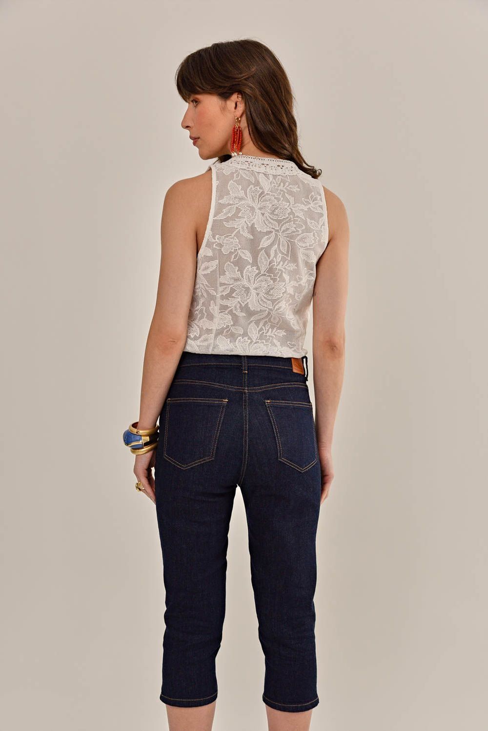 Modelo vestindo Calça Lídia Jeans