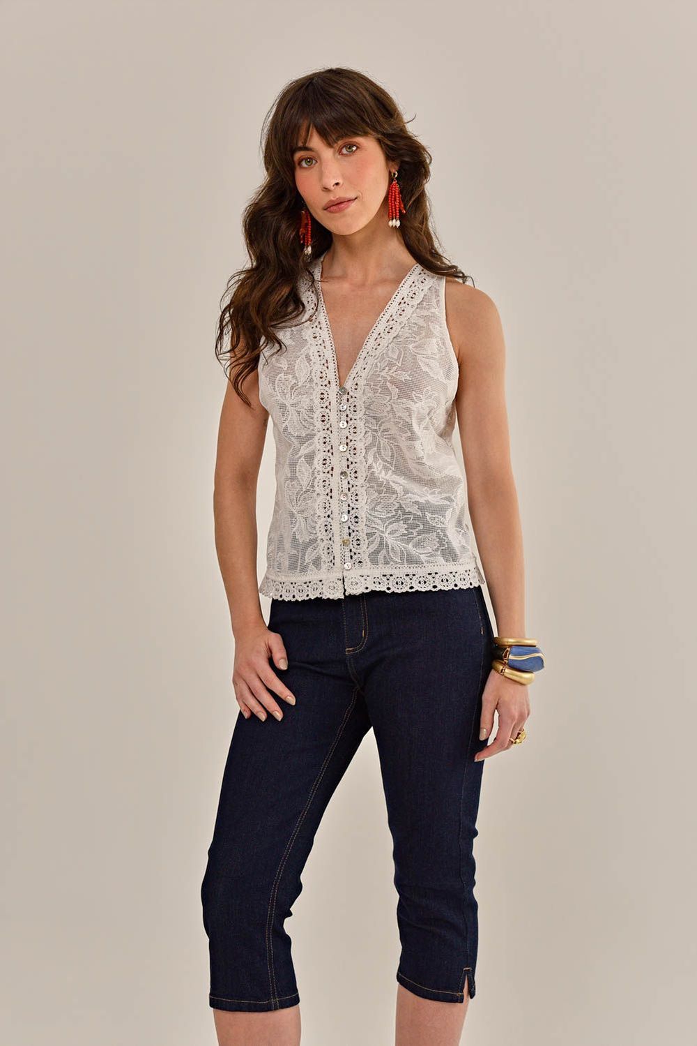 Modelo vestindo Calça Lídia Jeans