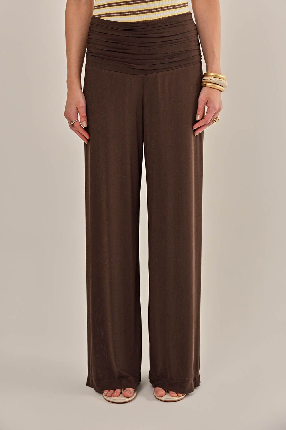 Modelo vestindo Calça La Spezia Tule Marrom