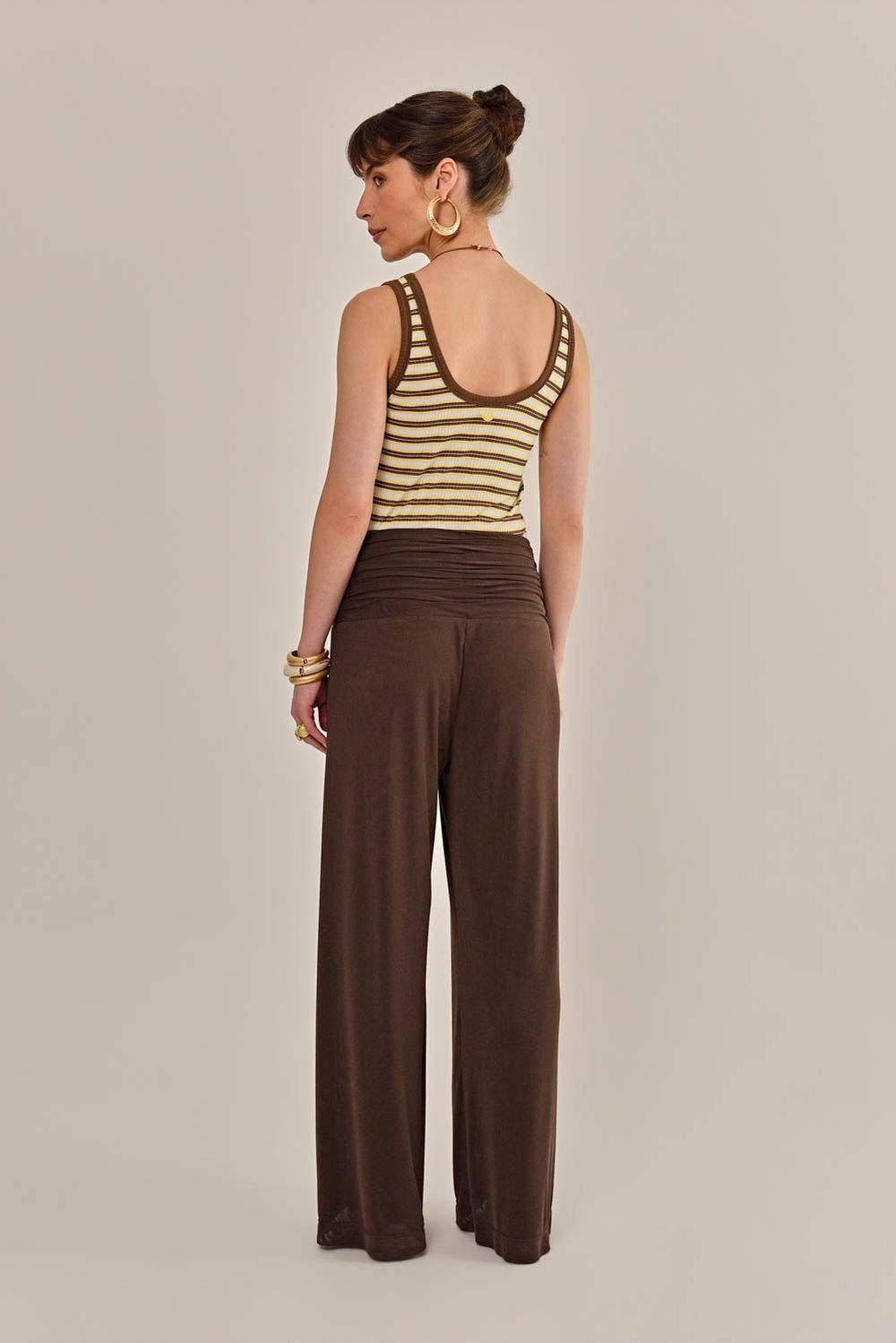 Modelo vestindo Calça La Spezia Tule Marrom