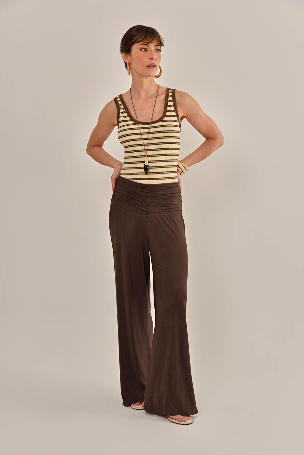 Modelo vestindo Calça La Spezia Tule Marrom