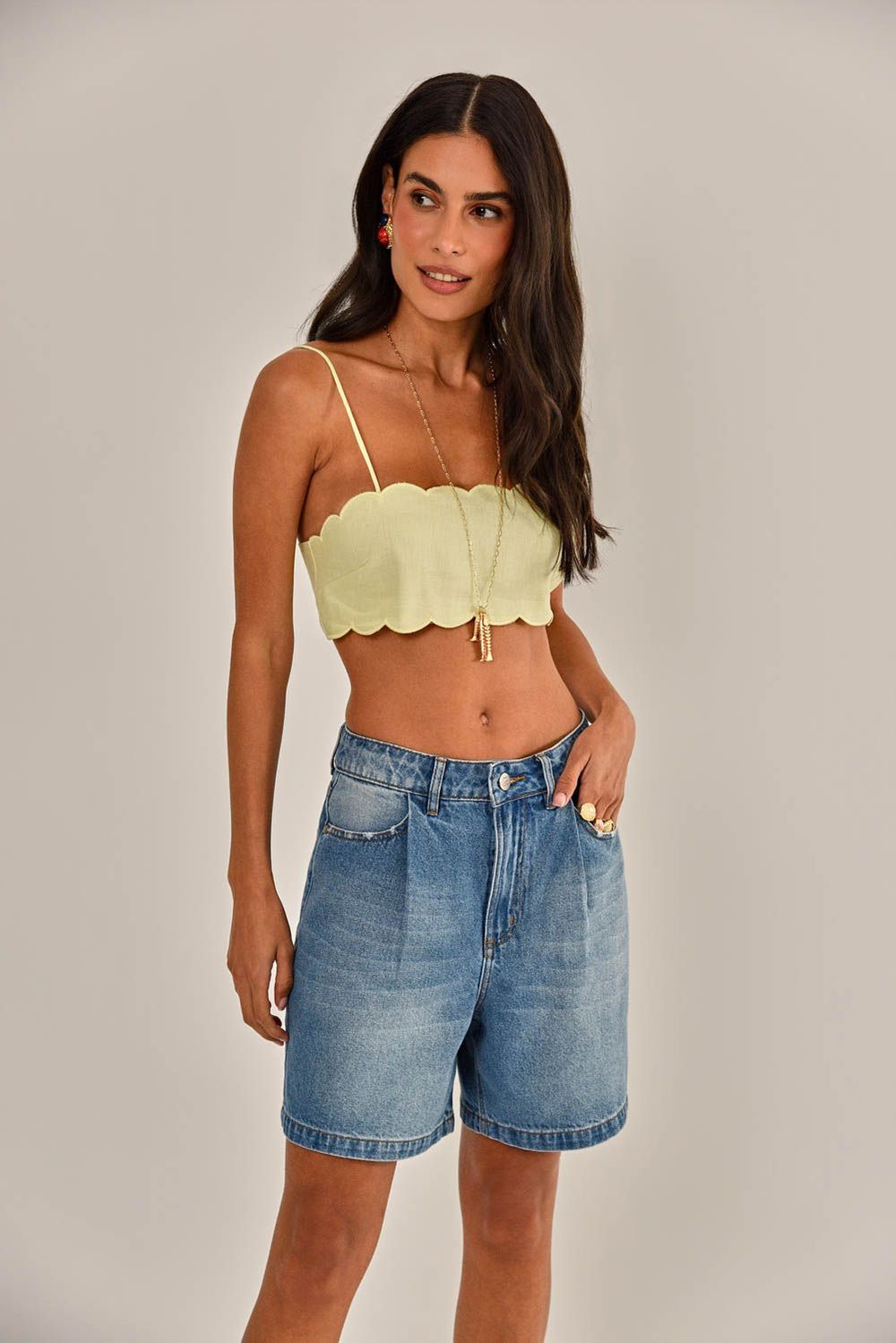 Modelo vestindo Bermuda Julieta Jeans