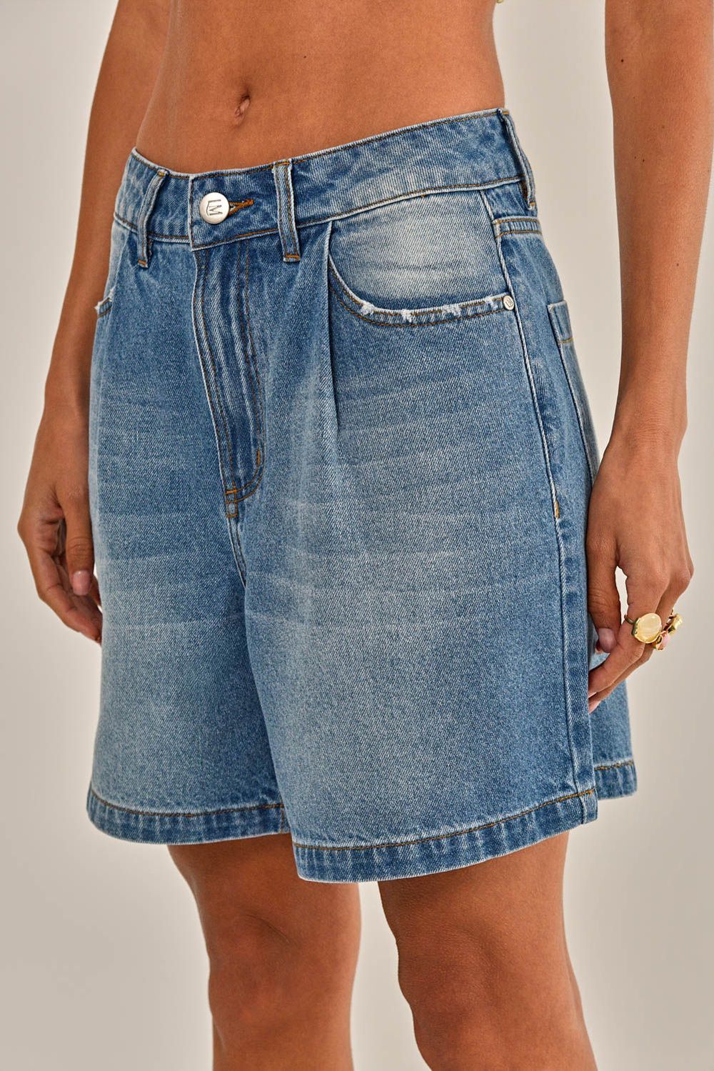 Modelo vestindo Bermuda Julieta Jeans