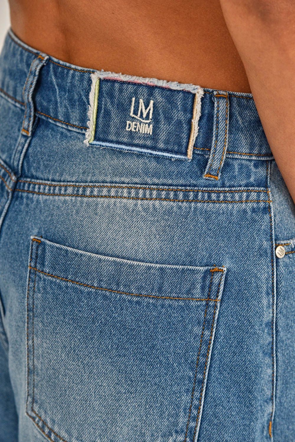 Modelo vestindo Bermuda Julieta Jeans