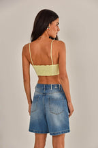 Modelo vestindo Bermuda Julieta Jeans