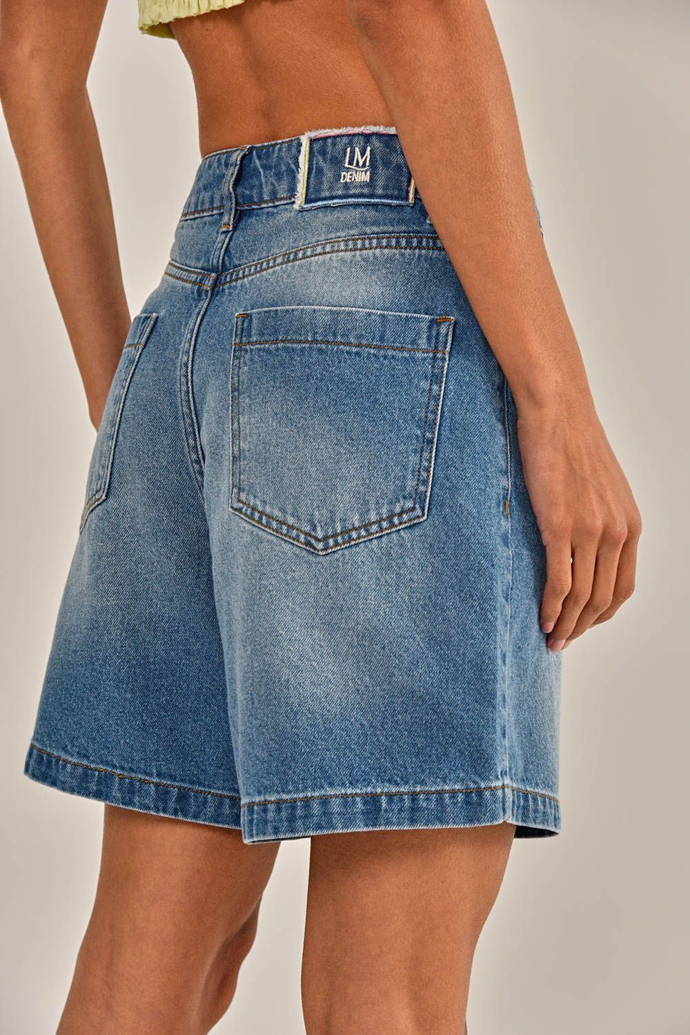 Modelo vestindo Bermuda Julieta Jeans