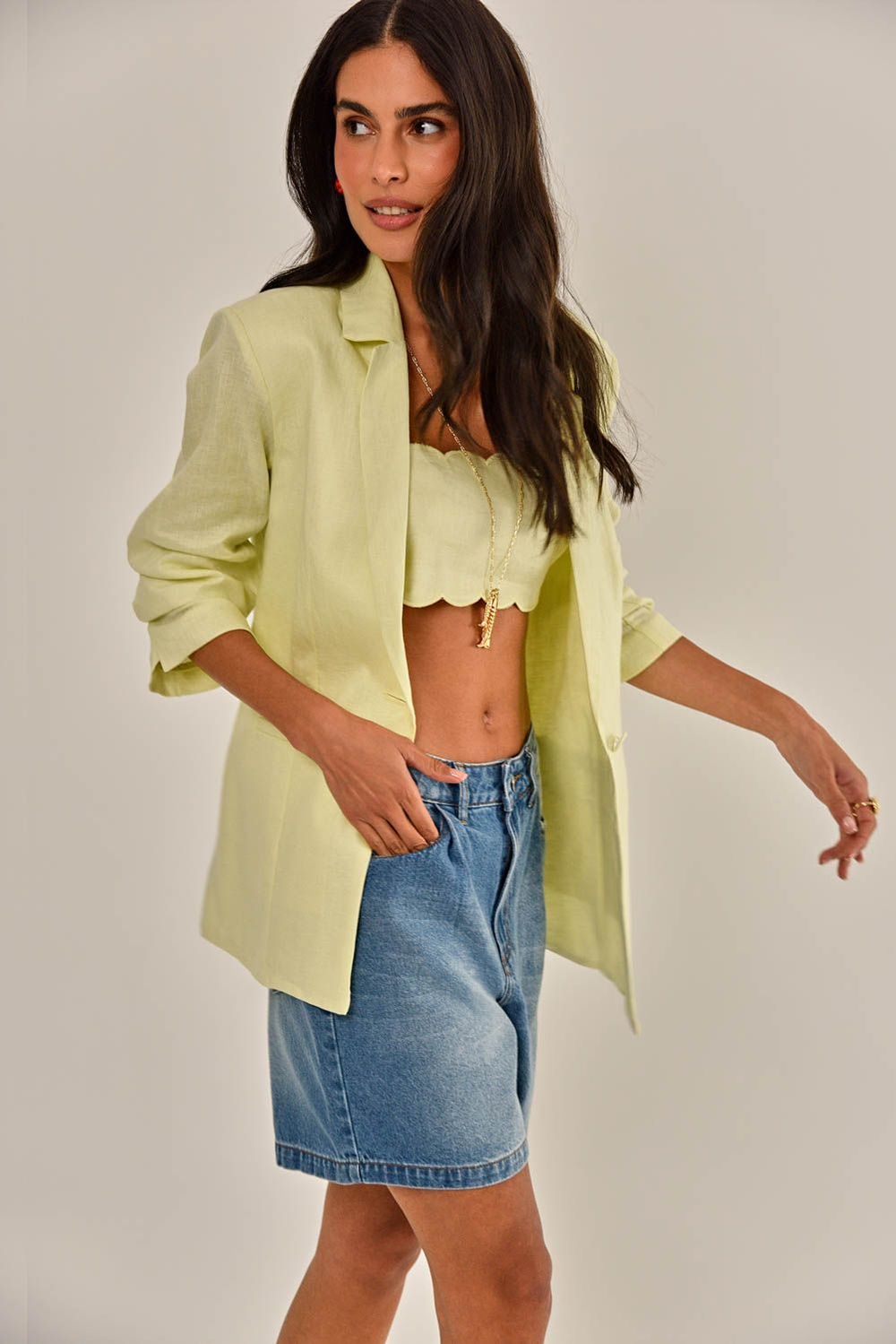 Modelo vestindo Bermuda Julieta Jeans