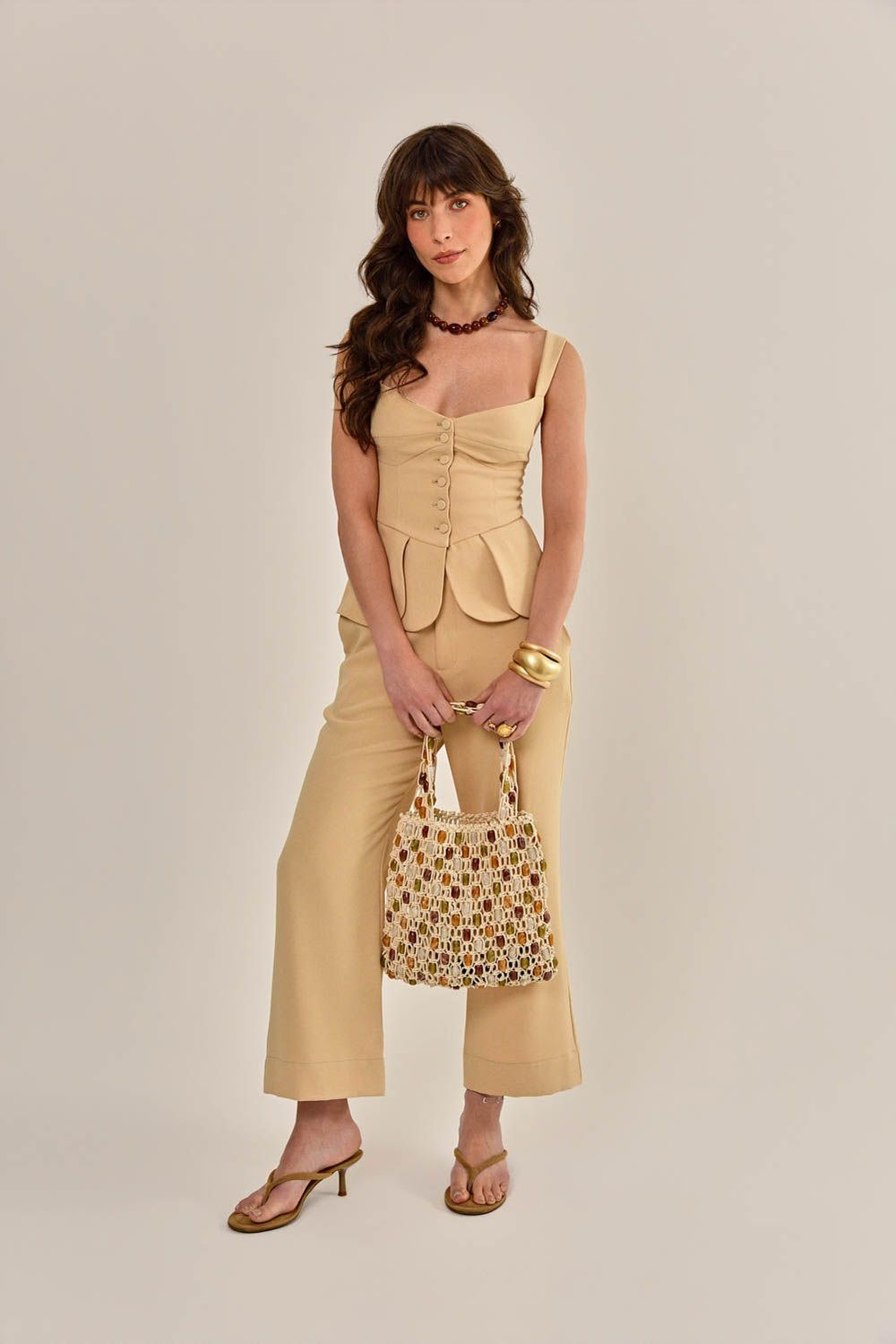 Modelo vestindo Calça Lise Cáqui