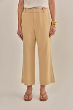 Modelo vestindo Calça Lise Cáqui