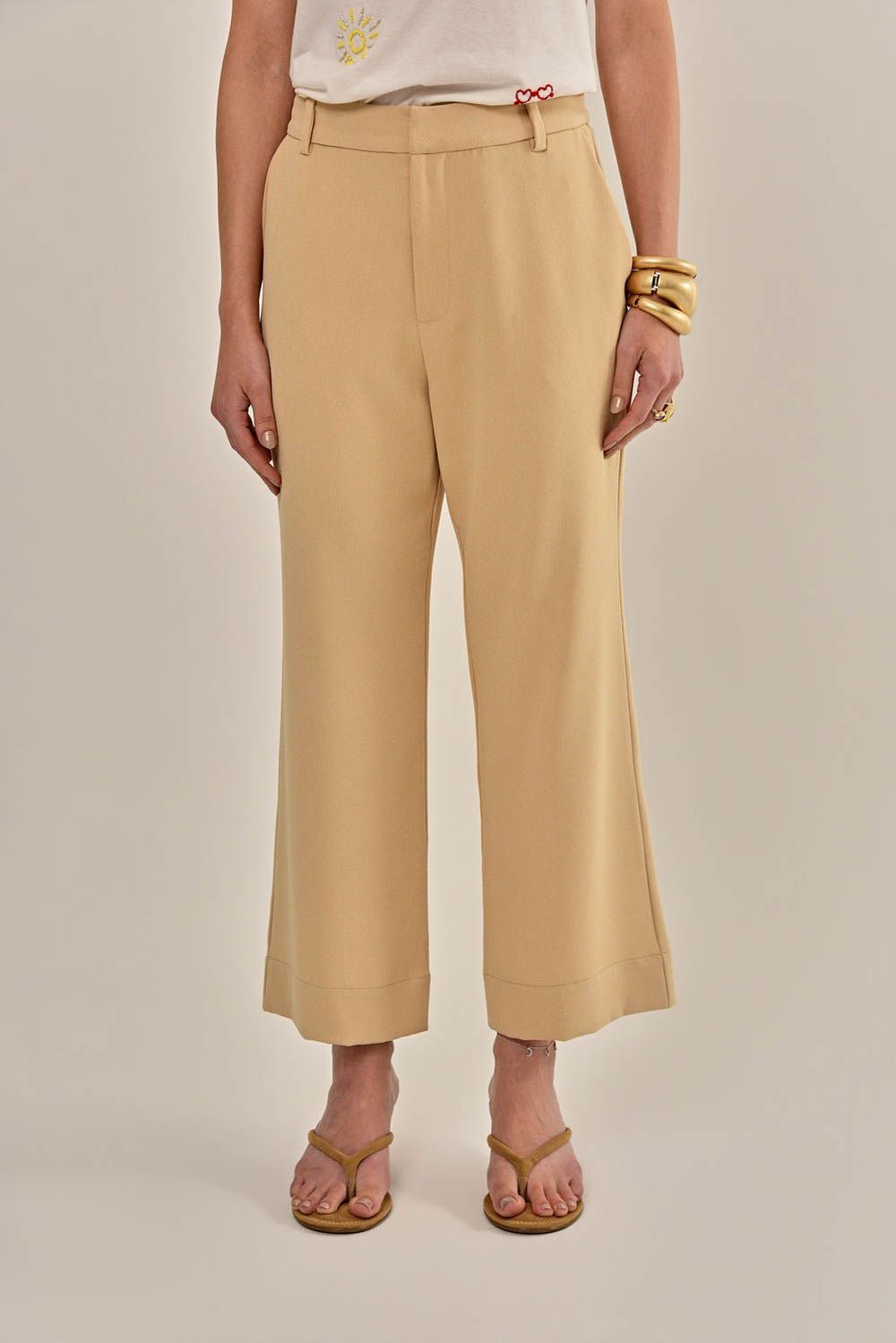 Modelo vestindo Calça Lise Cáqui