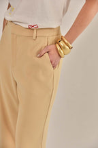 Modelo vestindo Calça Lise Cáqui
