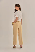 Modelo vestindo Calça Lise Cáqui