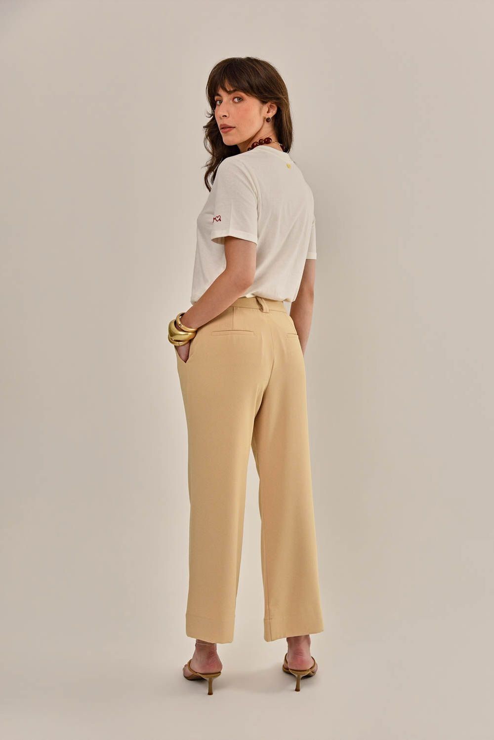 Modelo vestindo Calça Lise Cáqui