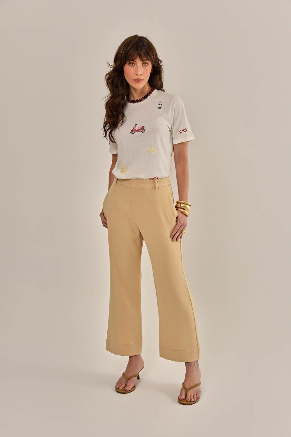 Modelo vestindo Calça Lise Cáqui