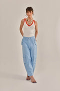 Modelo vestindo Calça Laise Sarja Azul