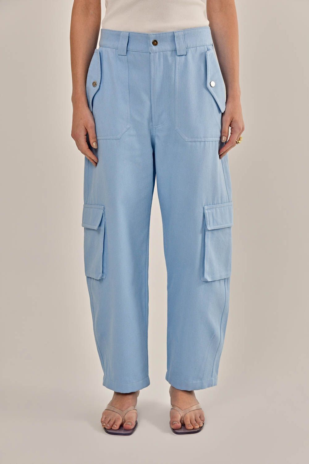 Modelo vestindo Calça Laise Sarja Azul