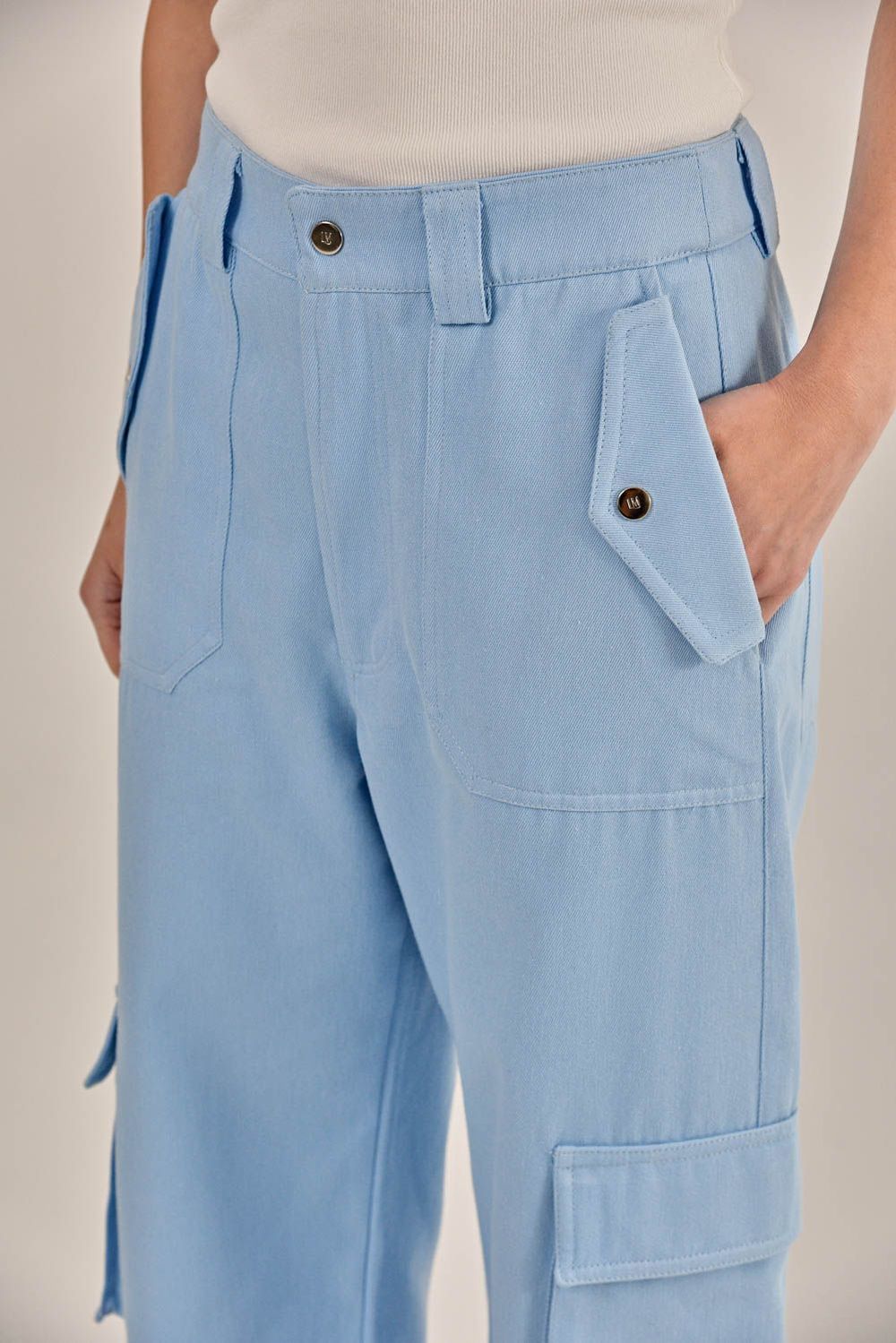 Modelo vestindo Calça Laise Sarja Azul