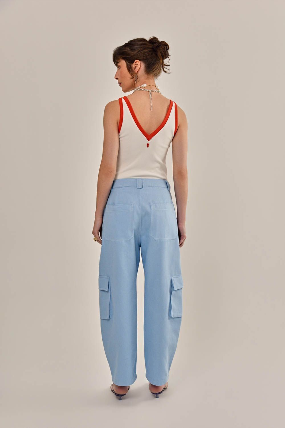 Modelo vestindo Calça Laise Sarja Azul
