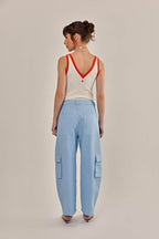 Modelo vestindo Calça Laise Sarja Azul