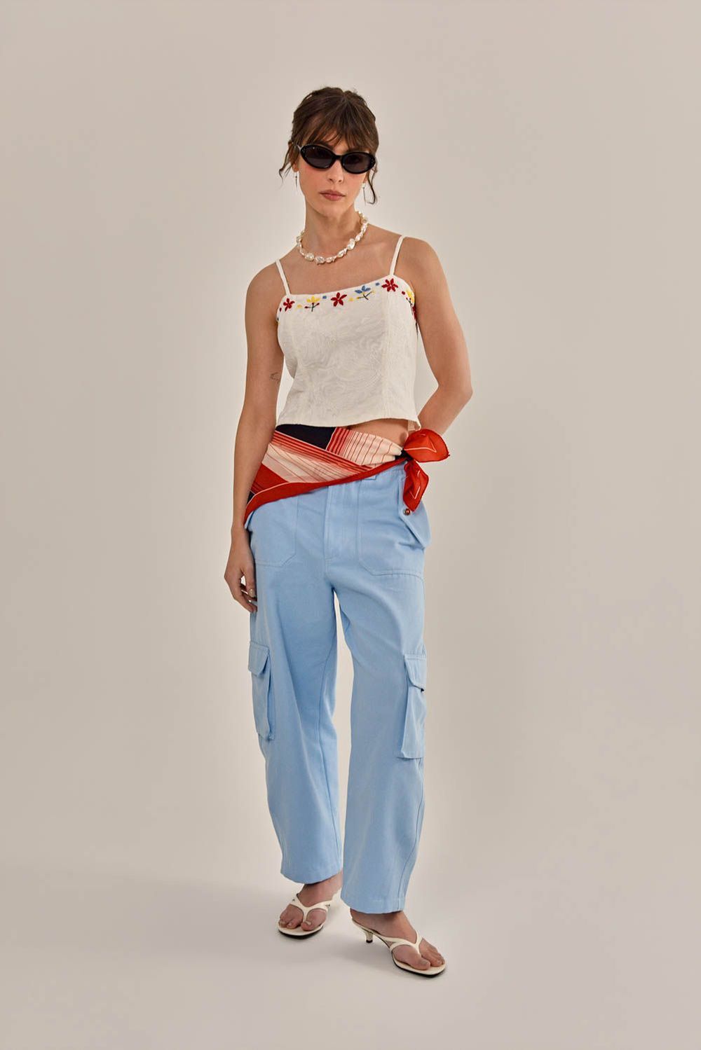 Modelo vestindo Calça Laise Sarja Azul