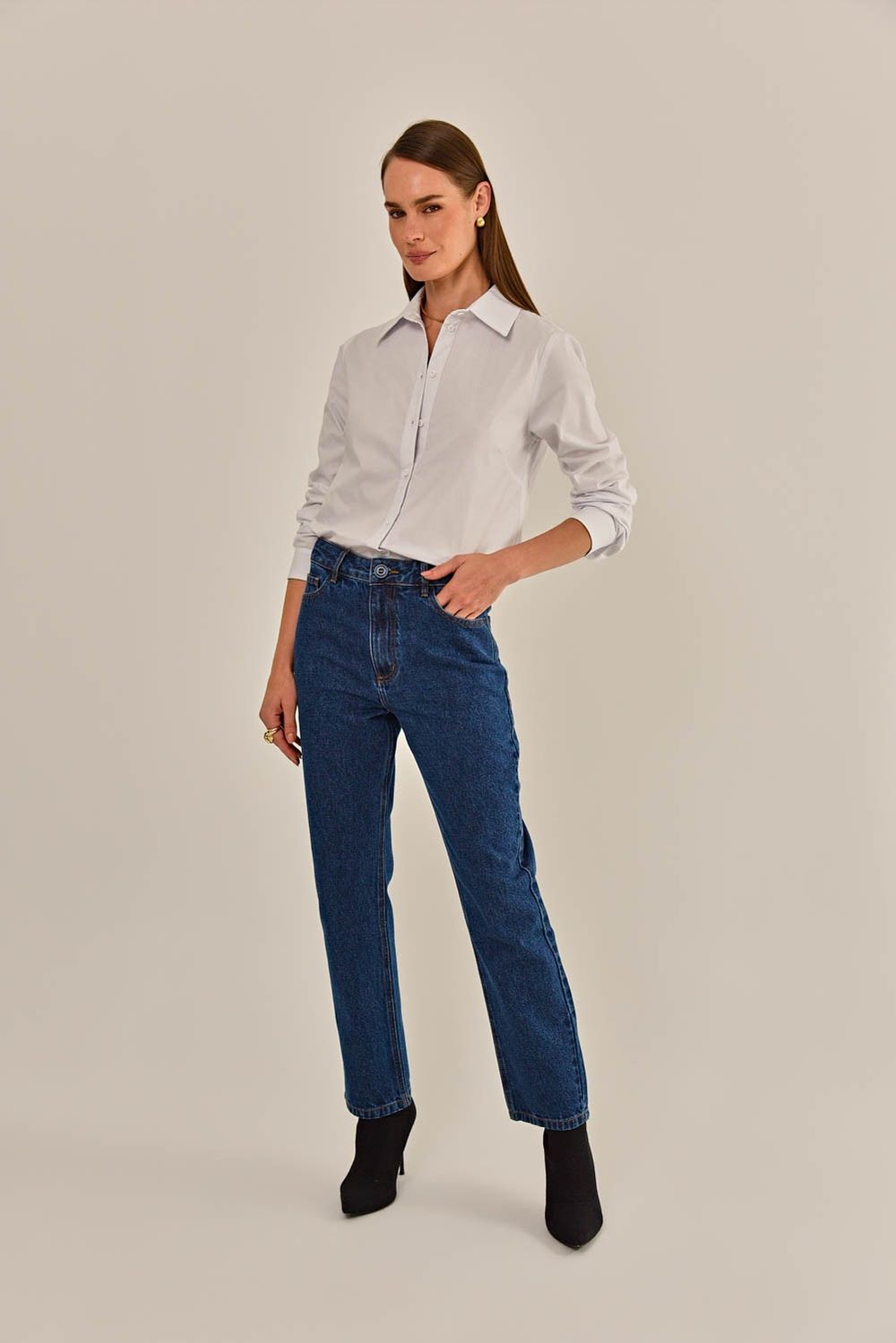 Modelo vestindo Calça Cancun Jeans