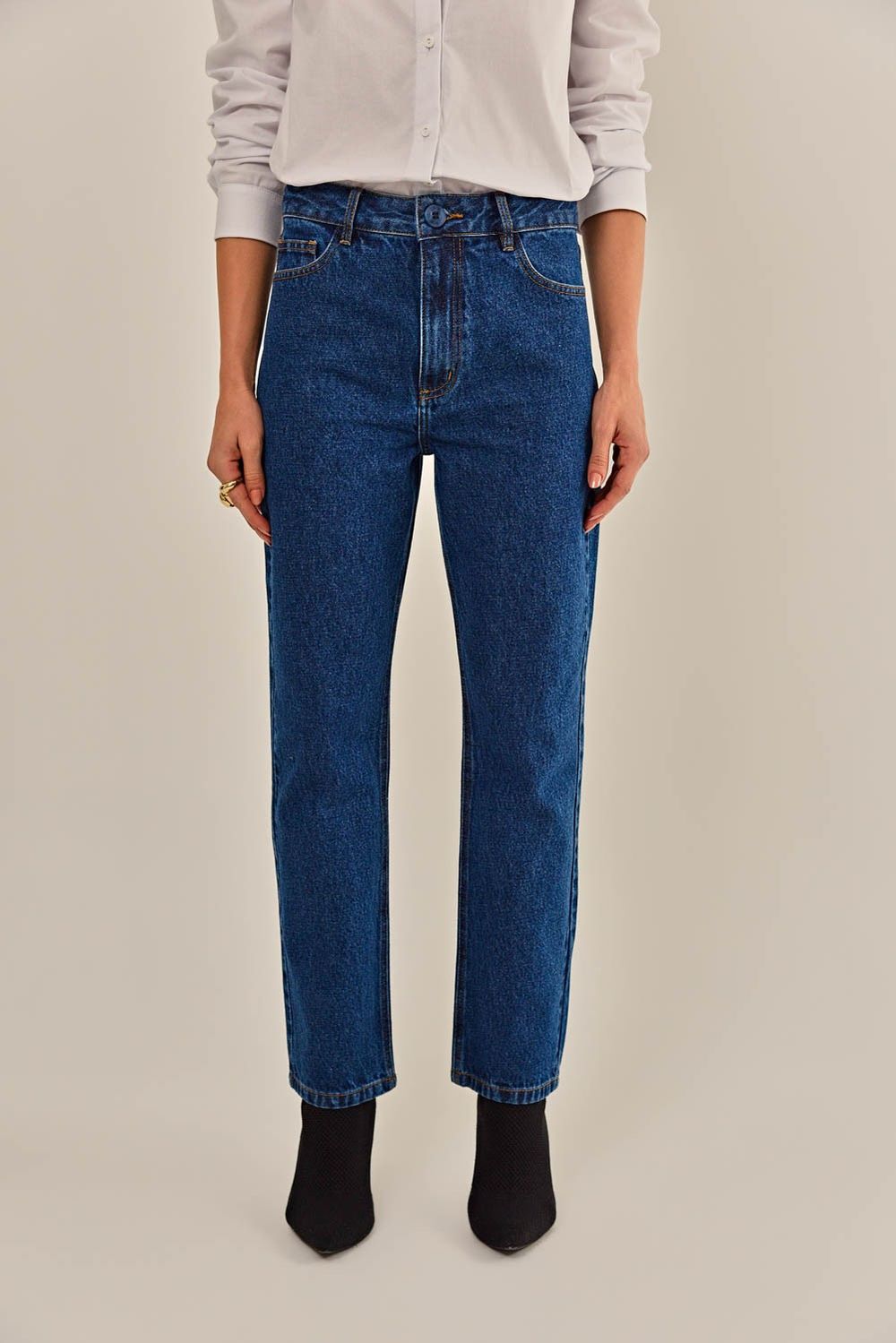 Modelo vestindo Calça Cancun Jeans