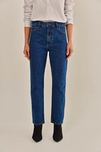 Modelo vestindo Calça Cancun Jeans