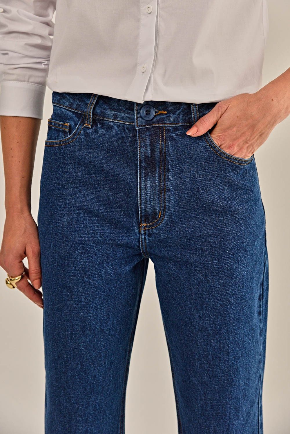 Modelo vestindo Calça Cancun Jeans