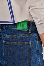 Modelo vestindo Calça Cancun Jeans