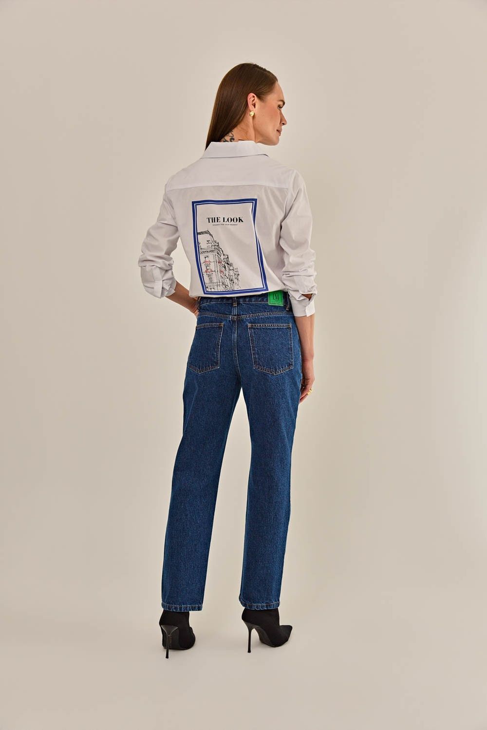Modelo vestindo Calça Cancun Jeans