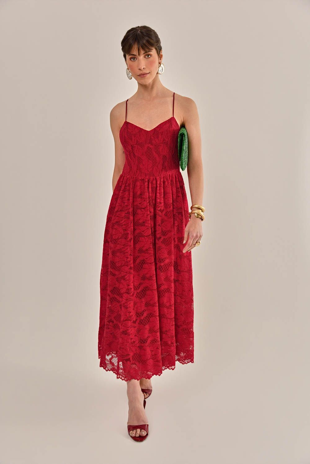 Modelo vestindo Vestido Luisa Renda Vermelho
