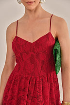 Modelo vestindo Vestido Luisa Renda Vermelho