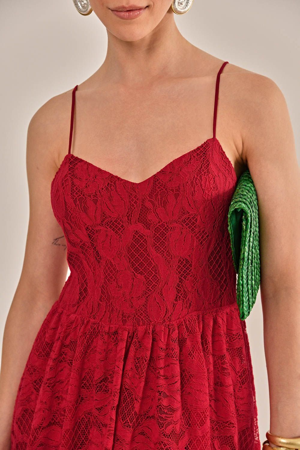 Modelo vestindo Vestido Luisa Renda Vermelho