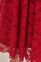 Modelo vestindo Vestido Luisa Renda Vermelho