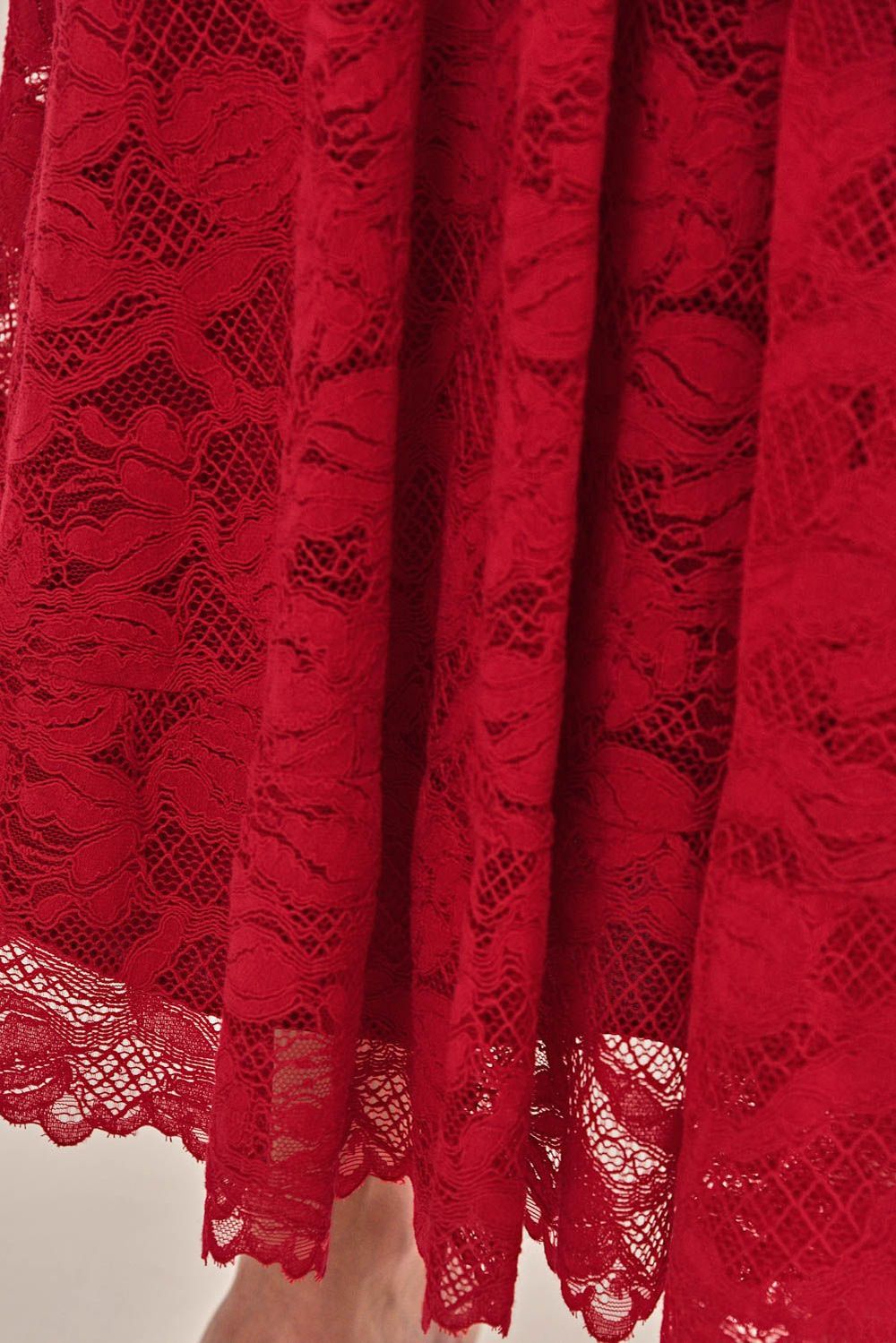 Modelo vestindo Vestido Luisa Renda Vermelho
