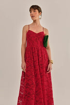Modelo vestindo Vestido Luisa Renda Vermelho