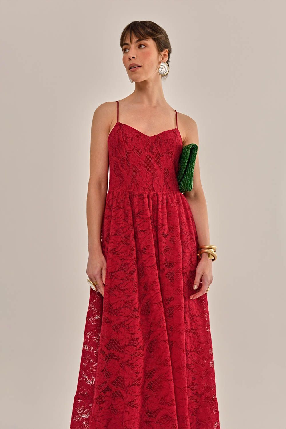 Modelo vestindo Vestido Luisa Renda Vermelho