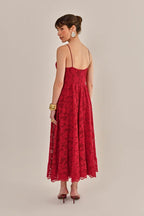 Modelo vestindo Vestido Luisa Renda Vermelho