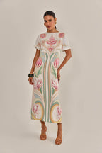 Modelo vestindo Vestido Hera Crepe Estampado
