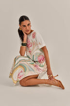 Modelo vestindo Vestido Hera Crepe Estampado