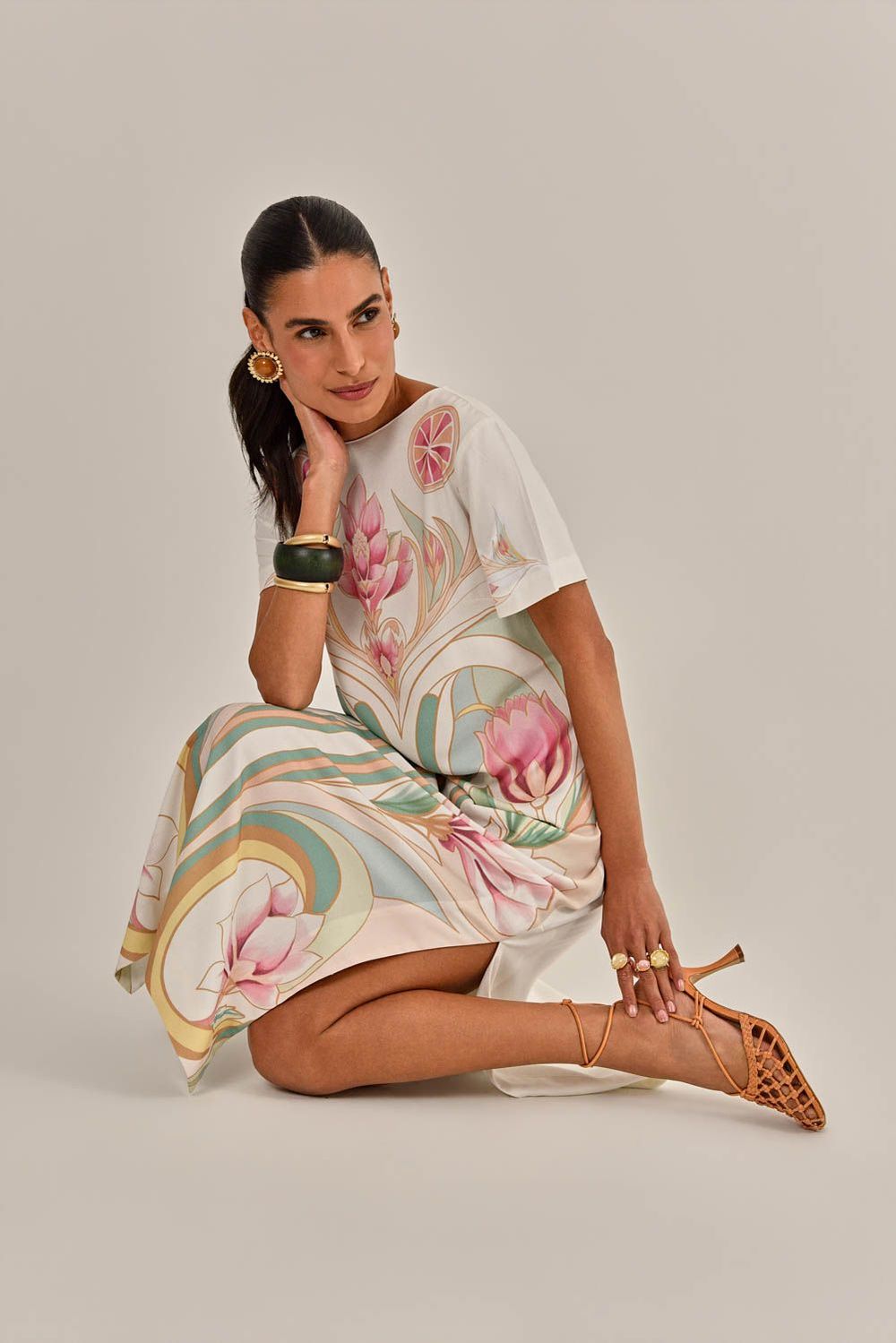 Modelo vestindo Vestido Hera Crepe Estampado