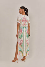 Modelo vestindo Vestido Hera Crepe Estampado