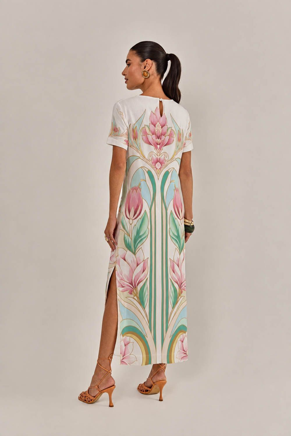 Modelo vestindo Vestido Hera Crepe Estampado