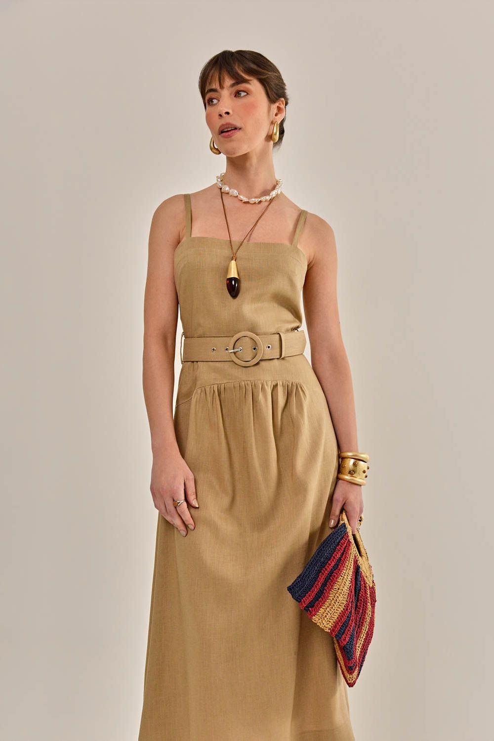 Modelo vestindo Vestido Jazz Cáqui